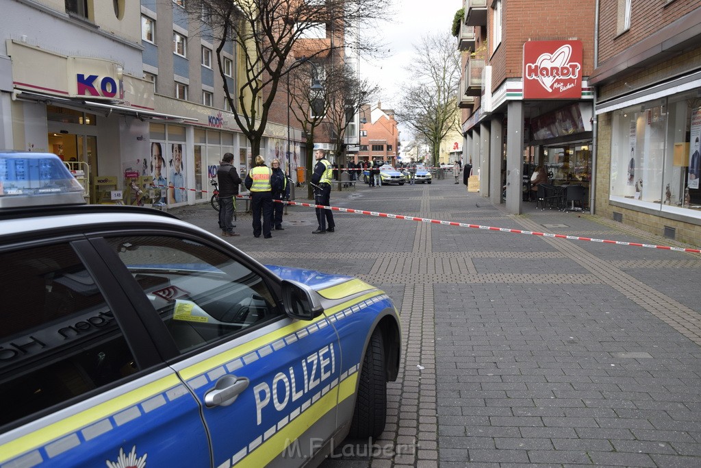 Einsatz BF Koeln Messerstecherei Koeln Porz Josefstr P45.JPG - Miklos Laubert